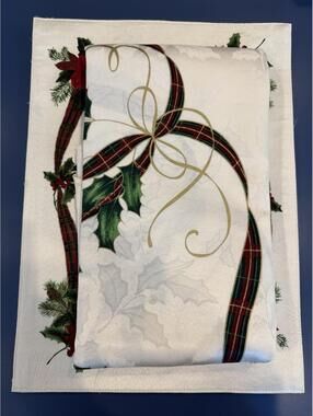 Lenox Set Of Holly Holiday Linens 4 Placemats 1 Oval Tablecloth 85X60 New